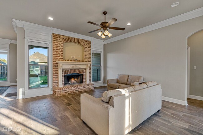 Building Photo - Beautiful 3 Bed 2 Bath Home Right Off of S...