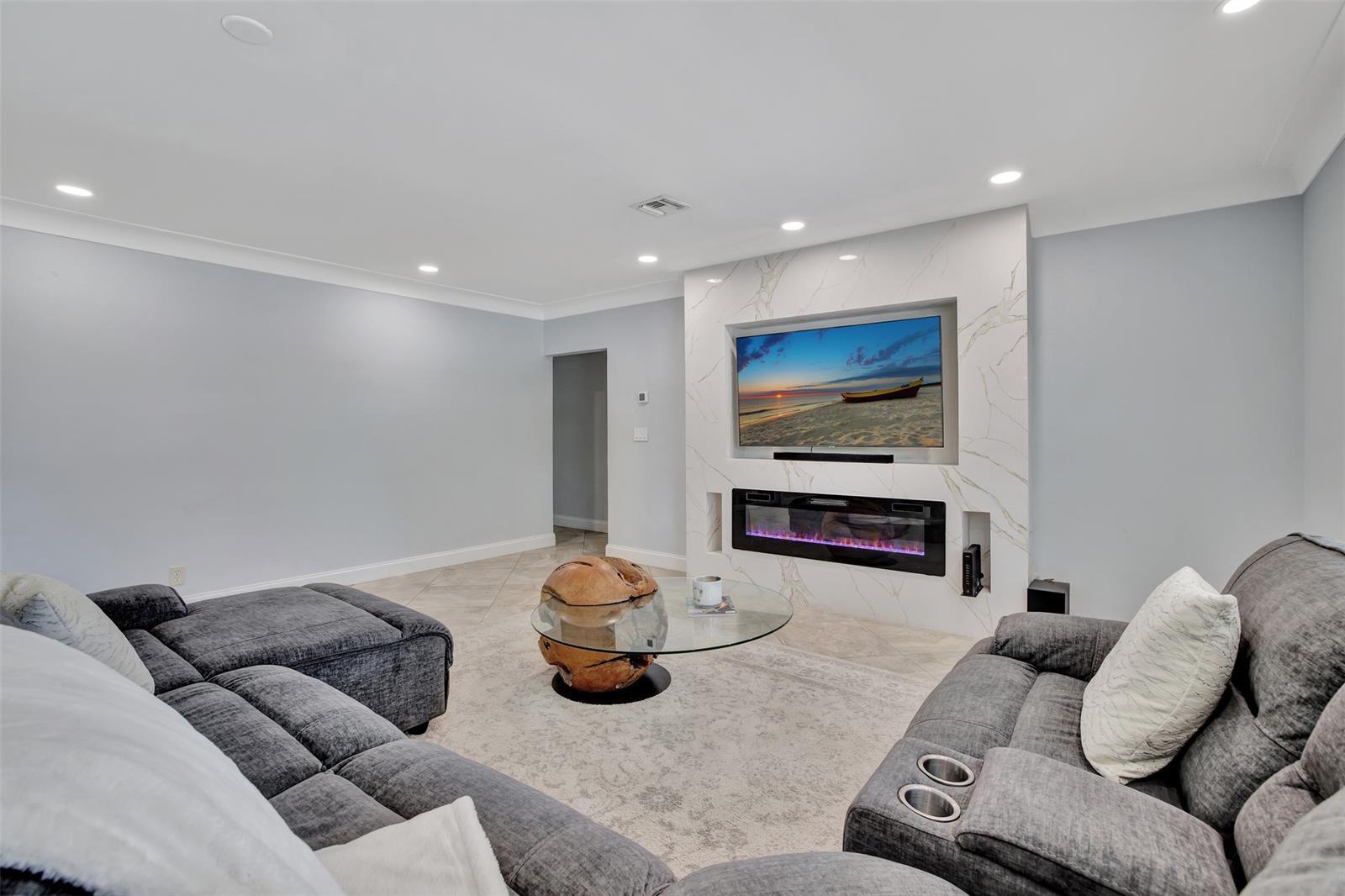 Building Photo - 2725 NE 35th Ct
