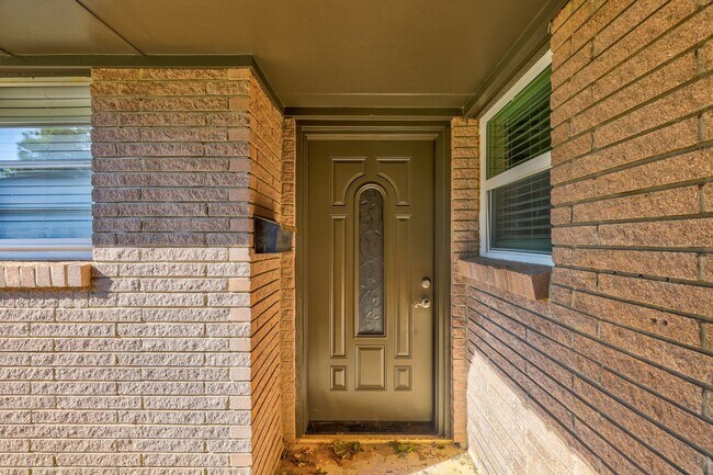 Building Photo - Spacious Elegance: Open Floor Plan, Dual V...