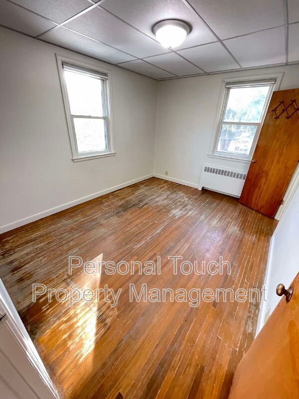 Building Photo - 517 12th Ave N