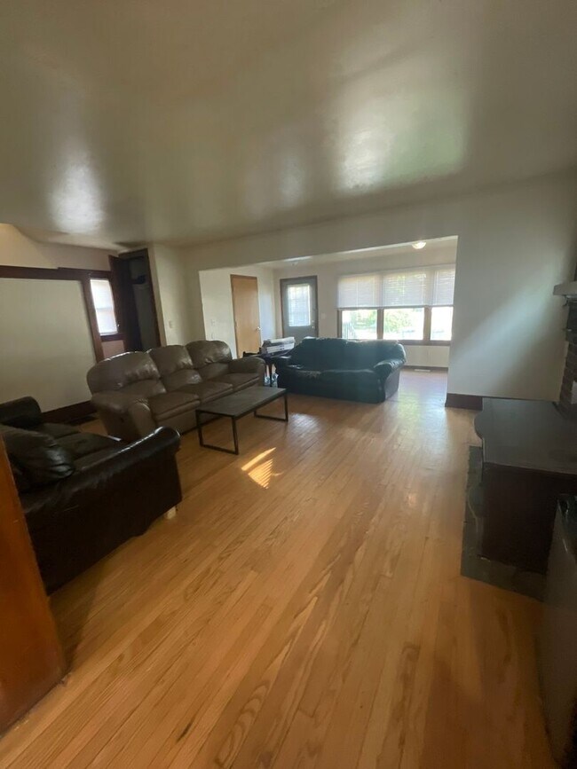 Building Photo - 926 Sylvan Ave