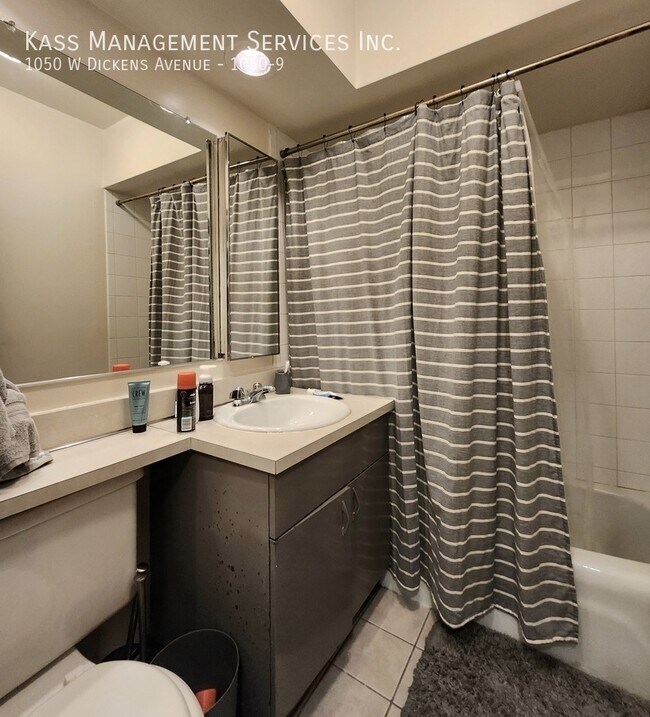 Building Photo - 1050 W Dickens Ave