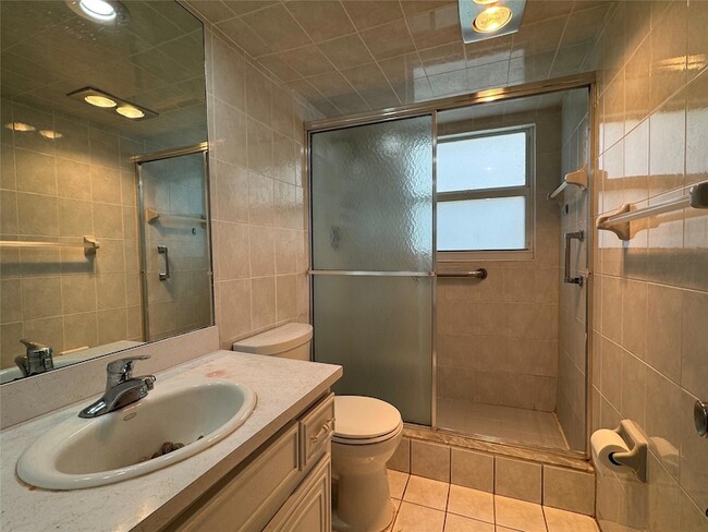 Building Photo - 2601 S Palm Aire Dr