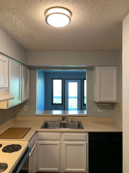 Kitchen - 315 Foxfire Dr