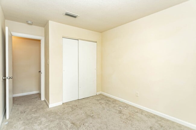 Building Photo - Don't miss the chance to call this Virginia Beach townhouse your home!