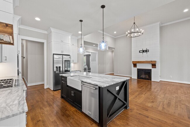 Building Photo - **Luxury 4/4 with Fenced in Yard**