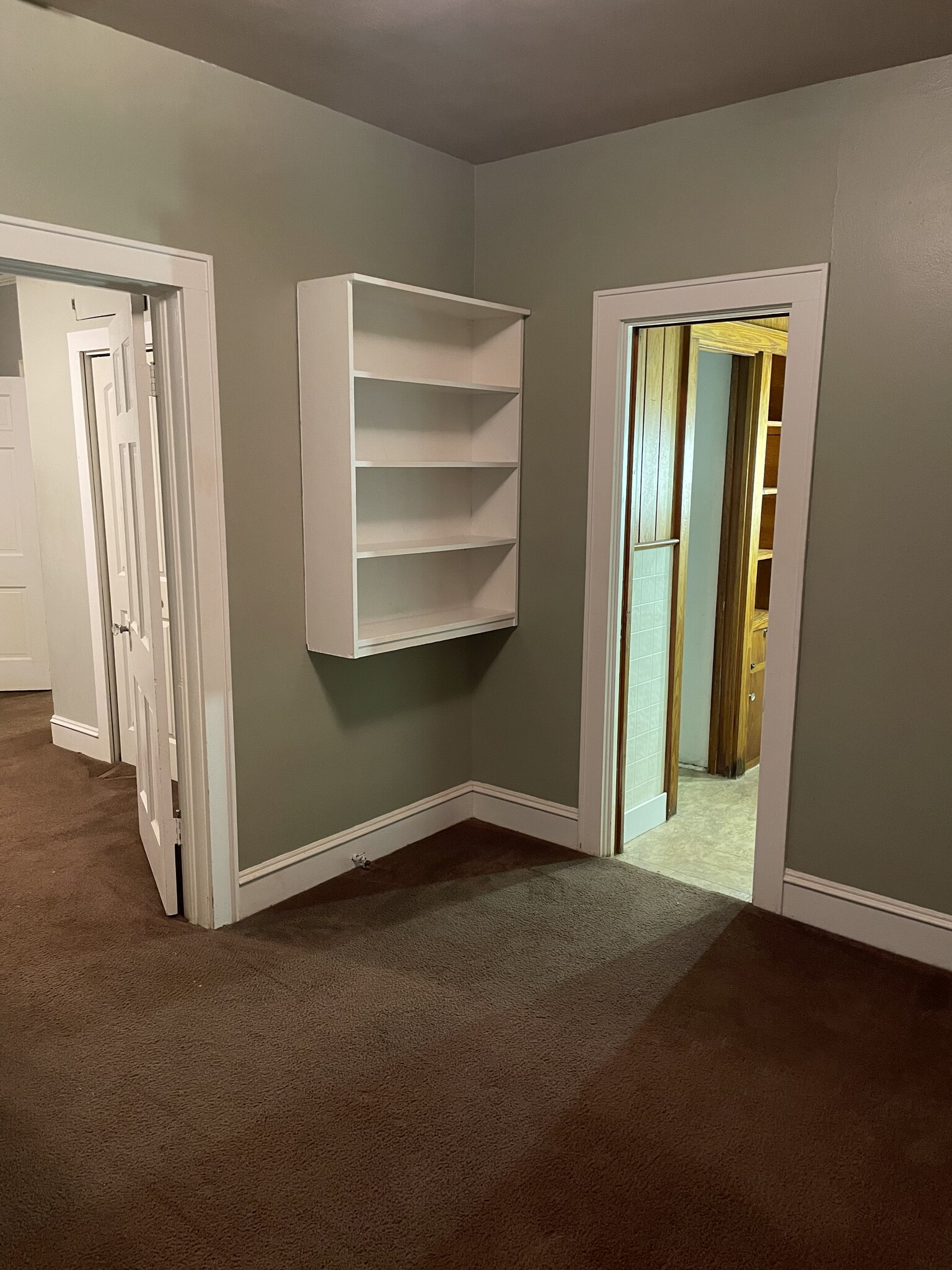 Room between master bedroom and master bathroom - 211 Davis St