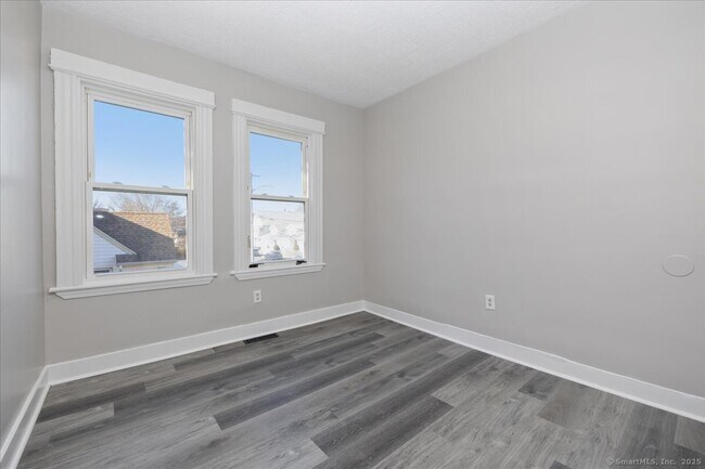 Building Photo - 45 Cowles St