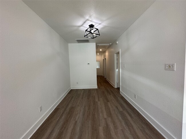 Building Photo - 243 Broadhurst Dr