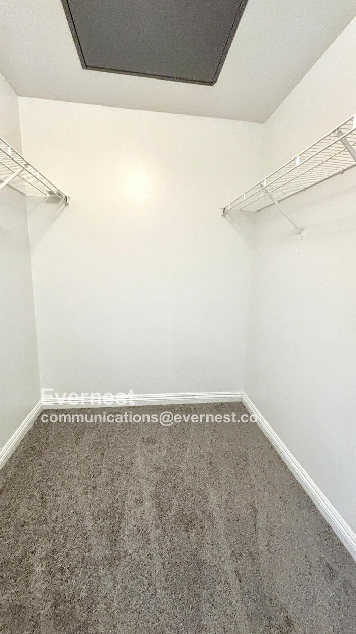 Building Photo - 5710 E Tropicana Ave