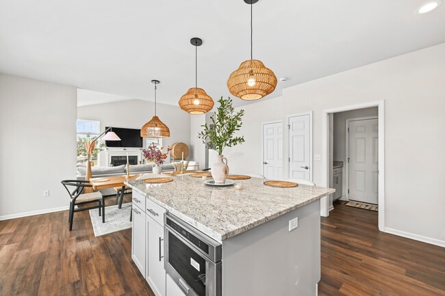 Building Photo - 1868 Forest View Ct