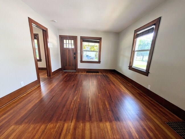 Building Photo - 307 5th Ave E