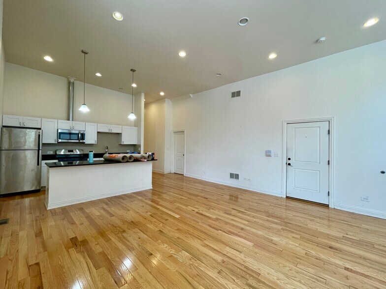 Building Photo - 1000 N Mozart St