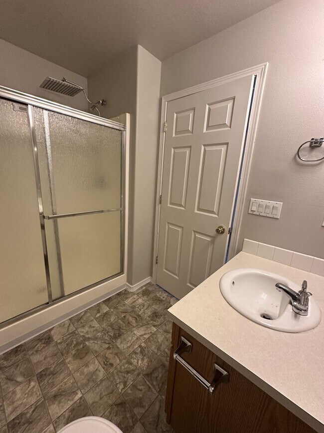 Building Photo - Canyon Triplex - 00000-CANYON-00