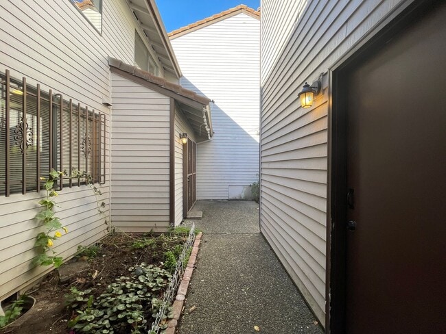 Building Photo - 2Bd/2Ba Unit Located in a Lovely Private Neighborhood in Happy Valley ~ Detached Garage, Washer &...