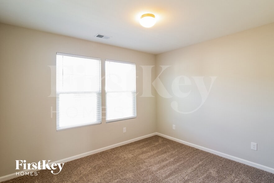 Building Photo - 143 Rockingham Way