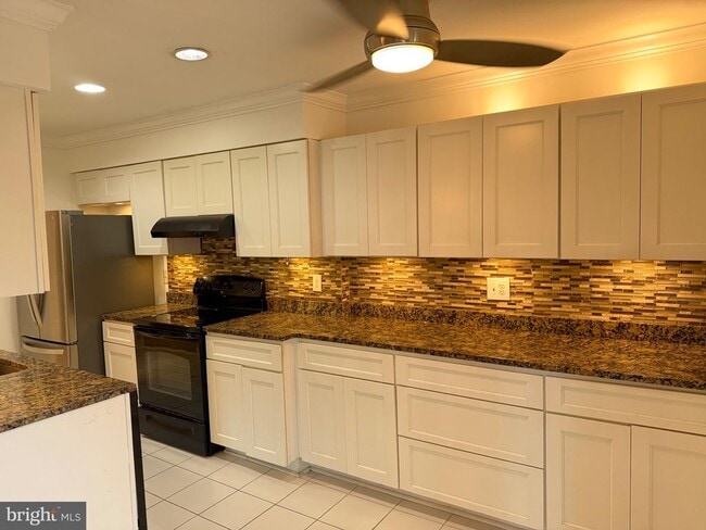 Building Photo - 9759 Lake Shore Dr