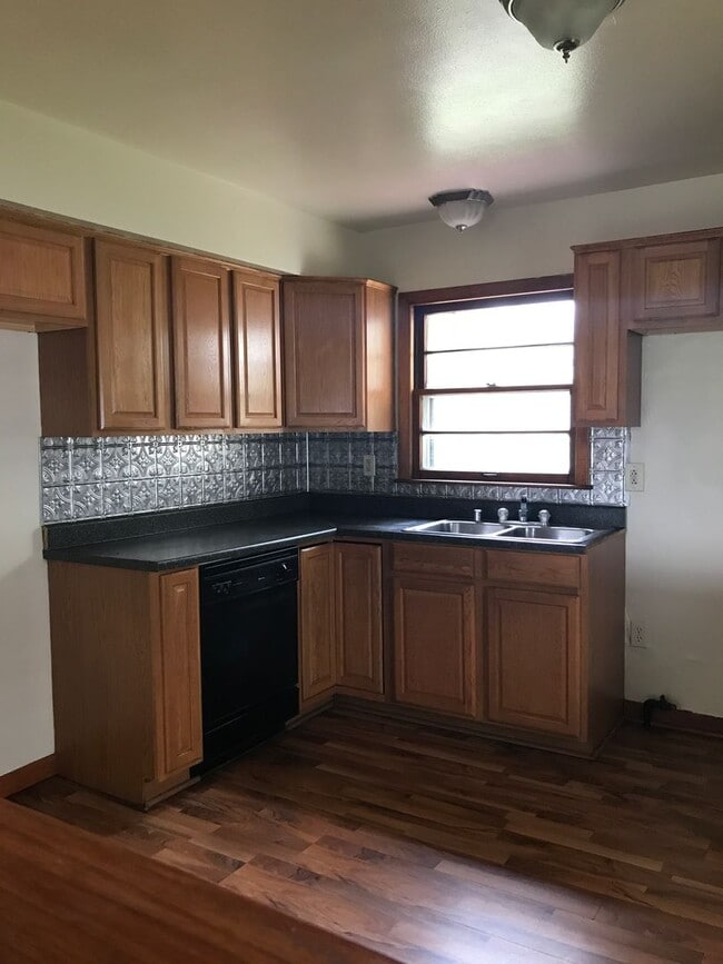 Building Photo - 4BR SINGLE FAMILY HOME, GREAT LOCATION, YARD, PARKING, BASEMENT