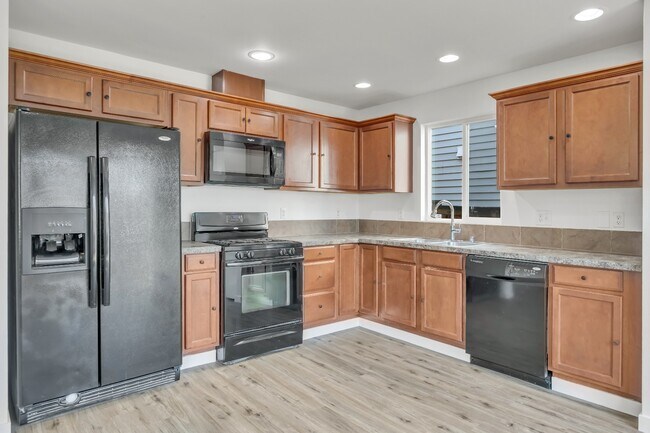 Building Photo - Silver Lake Home Available now