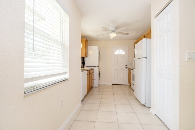 Building Photo - Indian Beach Park Duplex - walk to Ringling College!!