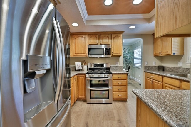 Building Photo - 235 Ginger Dr