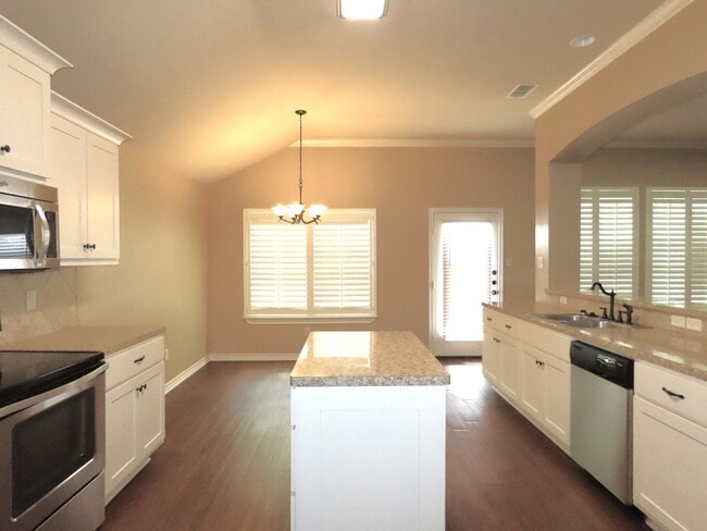 Building Photo - Coming Soon!! Lindale, Gorgeous 4 Bedroom, 2 Bath Home!