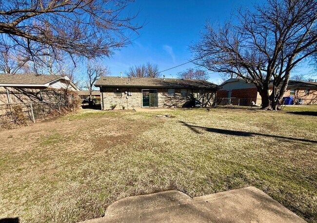 Building Photo - Close to Everything!