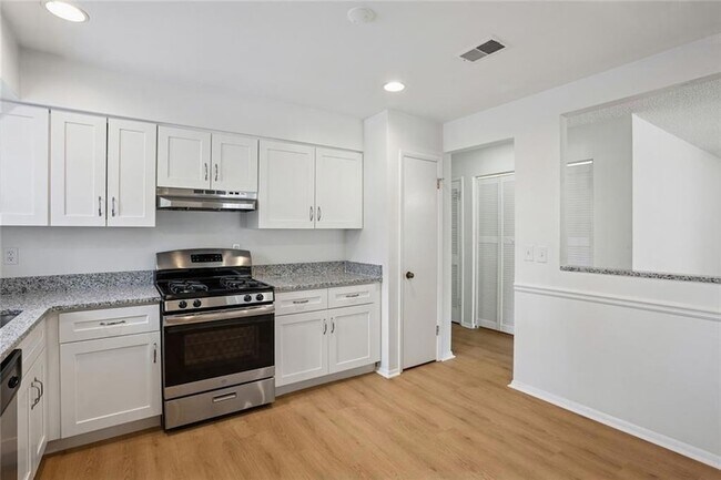 Building Photo - 2035 Powers Ferry Trce SE