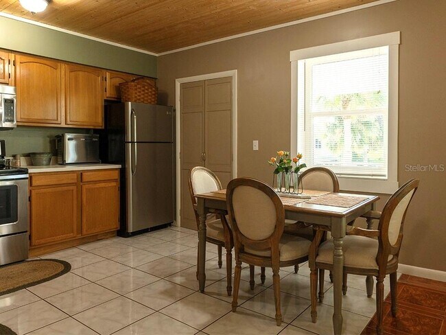 Building Photo - 380 Base Ave E