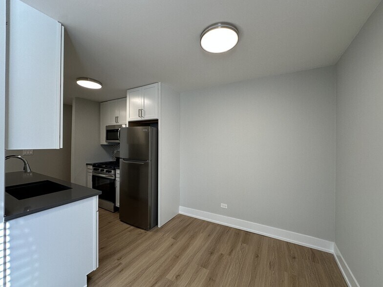 Building Photo - 535 W Aldine Ave