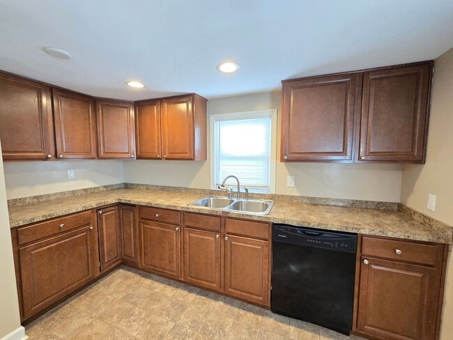 Building Photo - Charming 3 Bedrooms, 2 Full Bathroom Home!...