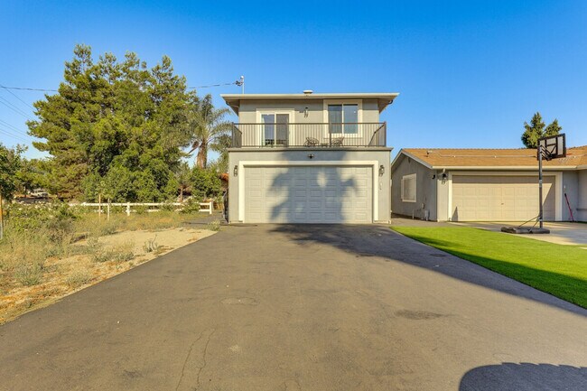 Building Photo - 2022 Avenida Del Diablo