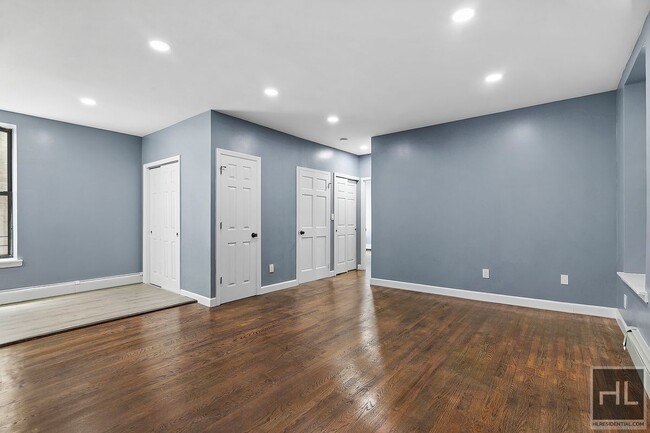 Building Photo - Renovated 2 BR, Dishwasher, Elevator and L...