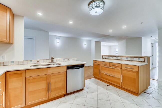 Building Photo - 250 President St