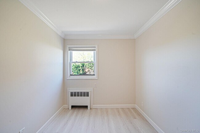 Building Photo - 1072 Hicksville Rd