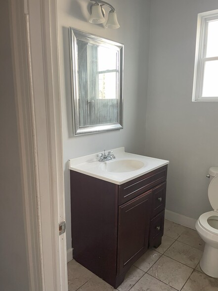 Bathroom - 2825 W HAROLD ST