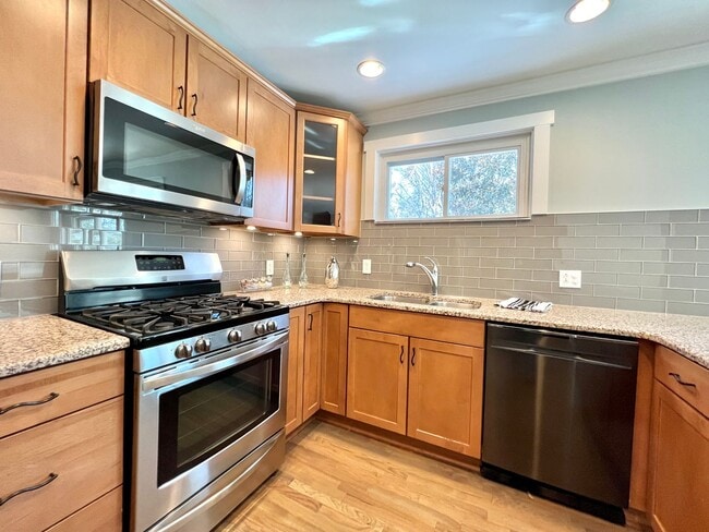 Building Photo - Crafstman-style 4 Bedroom renovated home for lease in Selwyn Park/Madison Park area of Charlotte ...