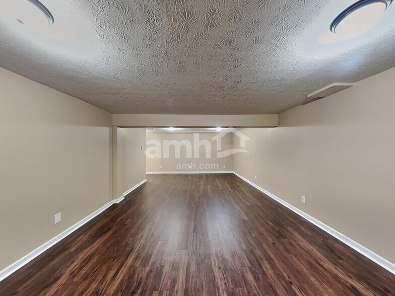 Building Photo - 6739 Dorchester Dr