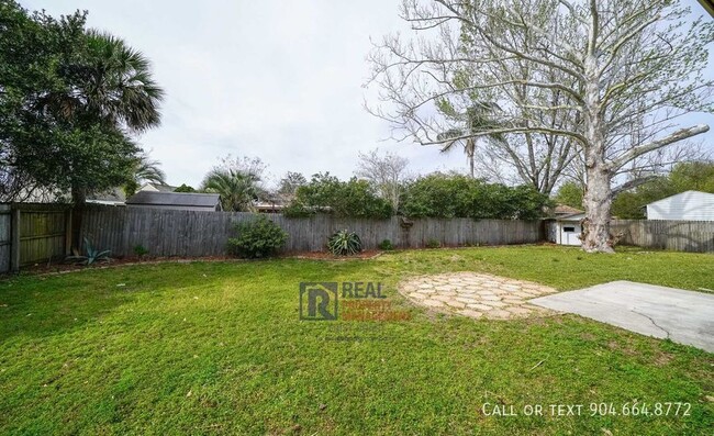 Building Photo - Beautiful Home with Large Fenced-In Backya...