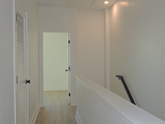 Building Photo - 600 Lawrence Ave