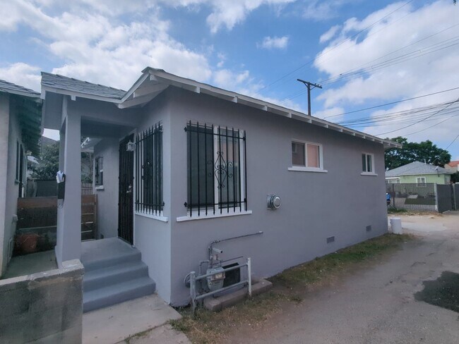 Primary Photo - 4215-4217 S Budlong Ave