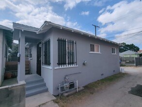 Building Photo - 4215-4217 S Budlong Ave