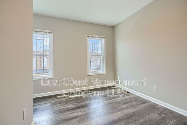Building Photo - 2408 Llewelyn Ave