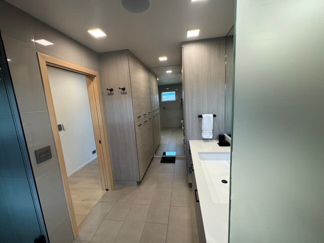 Building Photo - Chic, Fully-Furnished 3 Bed / 2.5 Bath Rental – Bozeman Convenience & Modern Comfort