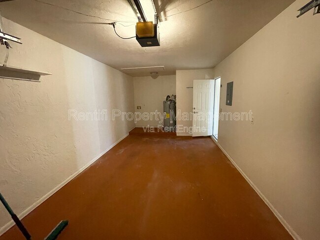 Building Photo - 805 SE 24th Ave