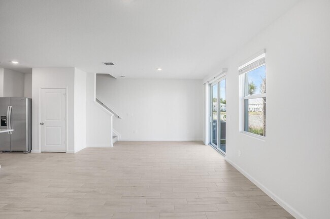 Building Photo - 587 Salisbury Cir