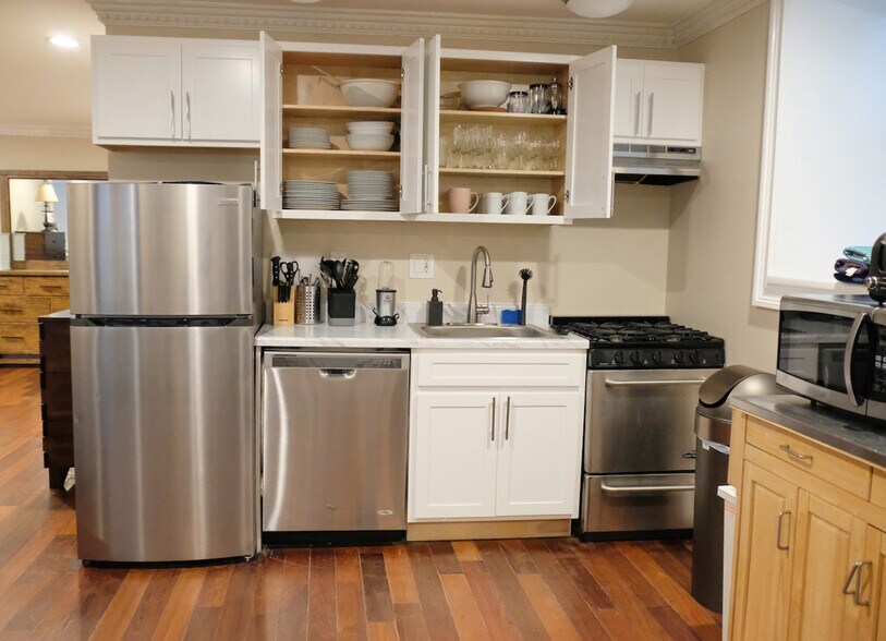 Building Photo - 65 W 107th St