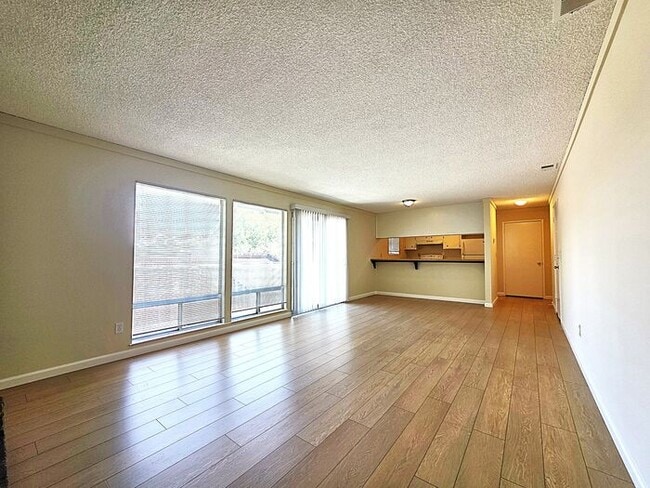 Building Photo - Beautiful, Very Large 2 Bedroom with Garage, Fireplace, Balcony & A/C Near Washoe Golf Course