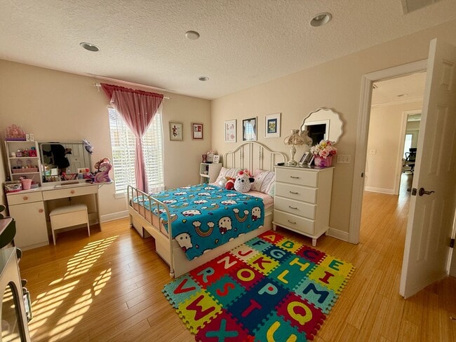 Building Photo - Carillon townhome in Gated Community