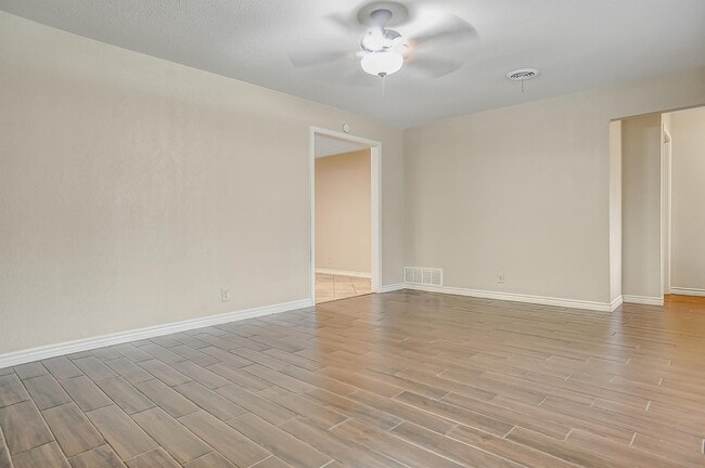 Building Photo - 921 Holiday Dr